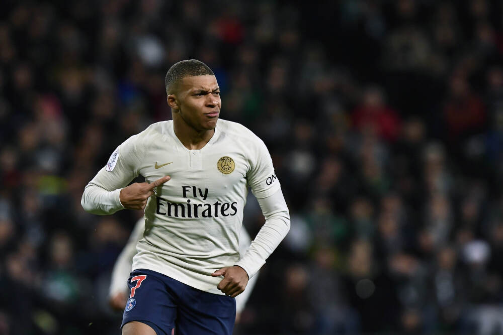 热刺官方：罗梅罗两黄变一红被禁赛1场，西蒙斯直接红牌被禁赛3场